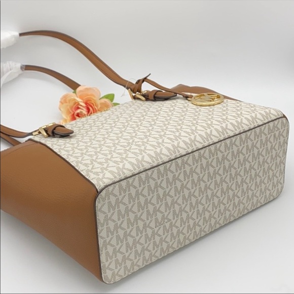 MICHAEL KORS CHARLOTTE LARGE TOP ZIP TOTE VANILLA - Picture 6 of 15